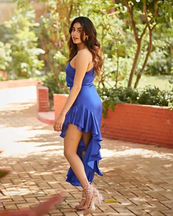 Janhvi Kapoor Biography, Age, Height, Movies, Controversies & Hot Photos