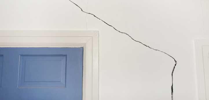 How to Deal with Cracks in Walls and Structural Problems in Old Houses